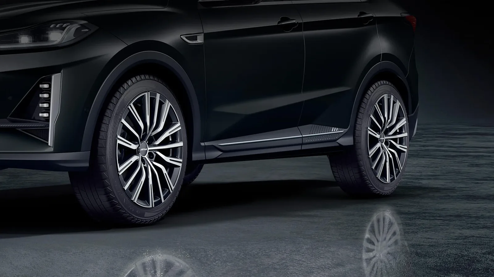 Jetour X70 Plus wheel and body detail